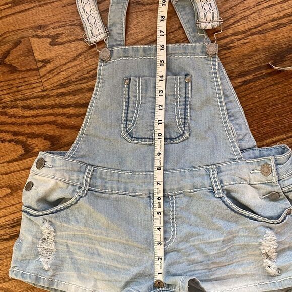 Almost Famous Juniors Light Wash Distressed Lace Short Overalls Juniors Sz 13 - Picture 13 of 14